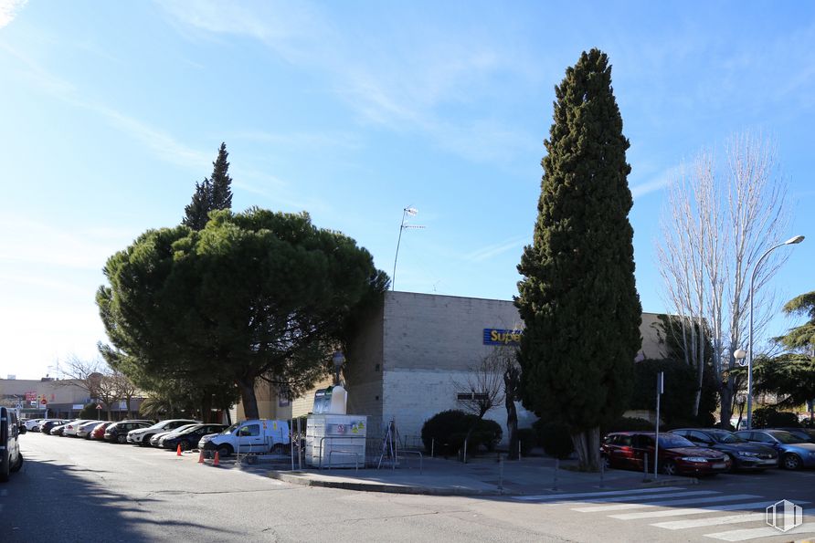 Retail for sale at C.C. Zocoslada, Avenida de España, 23, Coslada, Madrid, 28820 with car, building, cloud, sky, land vehicle, wheel, street light, road surface, vehicle and tree around