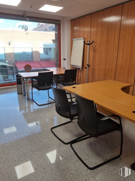 Oficina en alquiler en Calle Viento, 12, Tres Cantos, Madrid, 28760 con silla, mesa, alumbrado, mueble, silla de oficina, interiorismo, suelo, suelos, madera y ventana alrededor