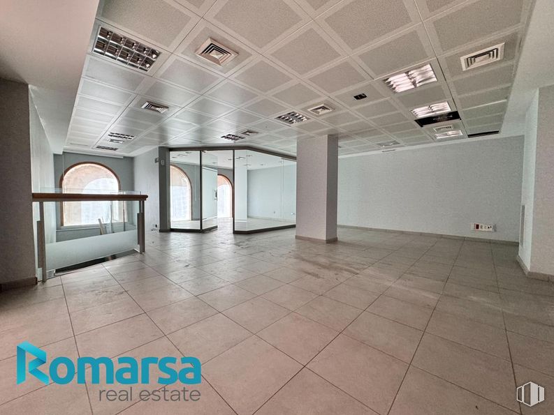 Retail for rent at Calle San Millán, Ávila, 05001 with fixture, hall, interior design, architecture, flooring, floor, wall, glass, ceiling and composite material around