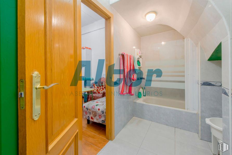 Local en venta en Zona Fuente del Berro, Salamanca, Madrid, 28028 con manija de la puerta, puerta, suelos, suelo, interiorismo, habitación, techo, apartamento, accesorios de fontanería y pintura alrededor