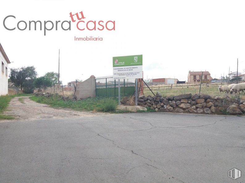 Land for sale at Calle Sol, Zarzuela del Monte, Segovia, 40152 with sky, plant, architecture, land lot, road surface, tree, asphalt, wall, cloud and landscape around