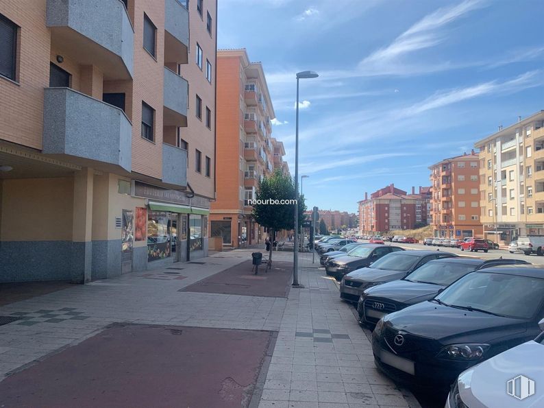 Retail for rent at Barrio de la Universidad, Ávila, 05003 with car, building, cloud, window, sky, vehicle, tire, infrastructure, street light and automotive lighting around