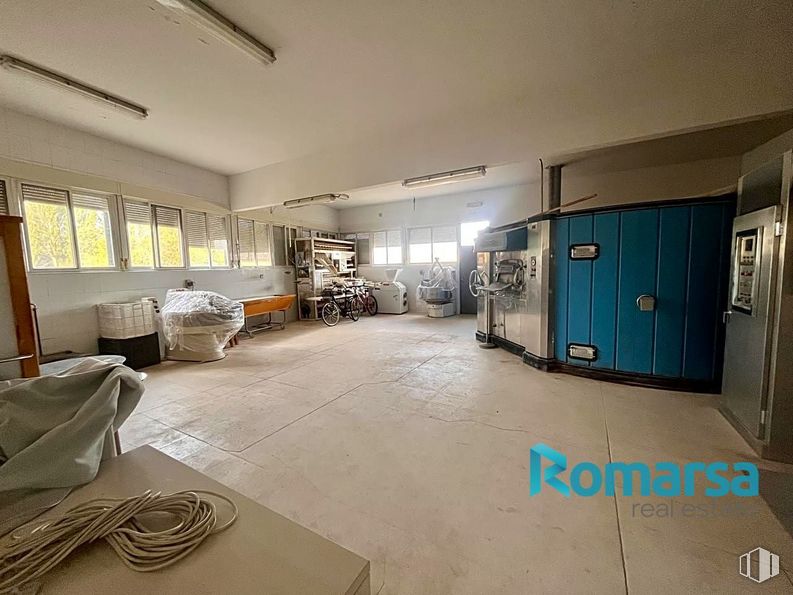 Industrial for sale & for rent at Carretera Piedrahita, Muñogalindo, Ávila, 05530 with wardrobe, light fixture, cupboard, window, property, fixture, floor, flooring, building and door around