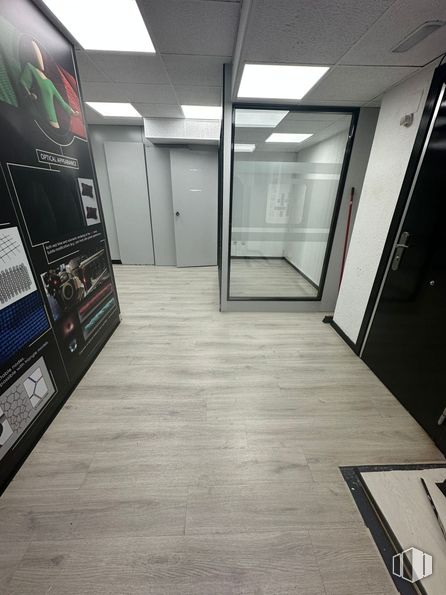 Office for rent at Calle Téllez, 24, Retiro, Madrid, 28007 with door, flooring, floor, composite material, ceiling, silver, transparency, wood flooring, tile and laminate flooring around