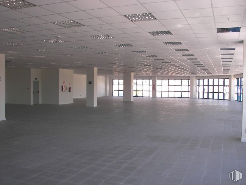 Nave en alquiler en Polígono Las Arenas, Pinto, Madrid, 28320 con ventana, accesorio, hall, interiorismo, suelos, suelo, edificio, techo, suelo de baldosas y vidrio alrededor