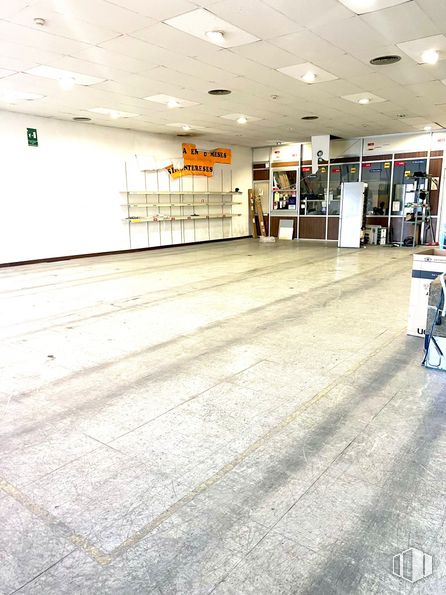 Oficina en alquiler en Calle Metales, 50, Humanes de Madrid, Madrid, 28970 con edificio, suelos, suelo, hall, superficie de la carretera, ciudad, tintes y matices, asfalto, madera y carretera alrededor