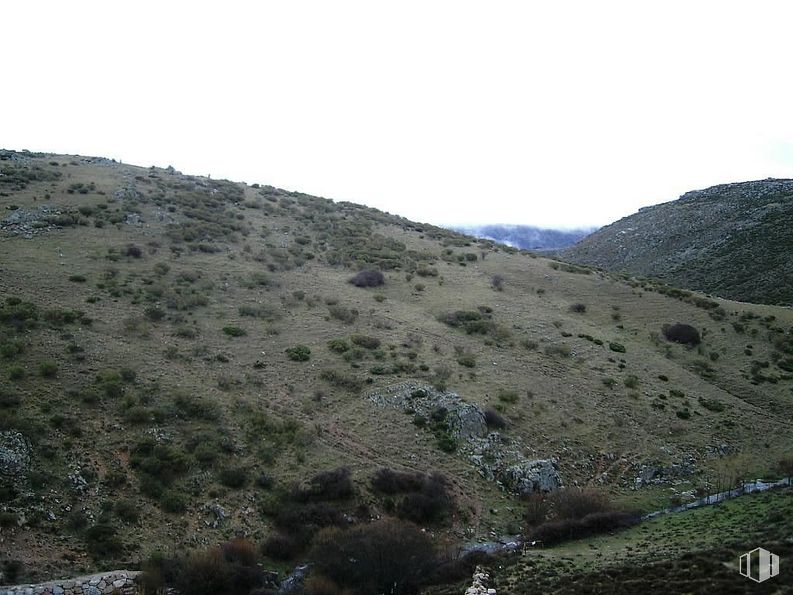 Land for sale at Zona Norte, Peguerinos, Ávila, 05239 with animal, sky, mountain, slope, natural landscape, bedrock, terrain, grassland, grass and landscape around