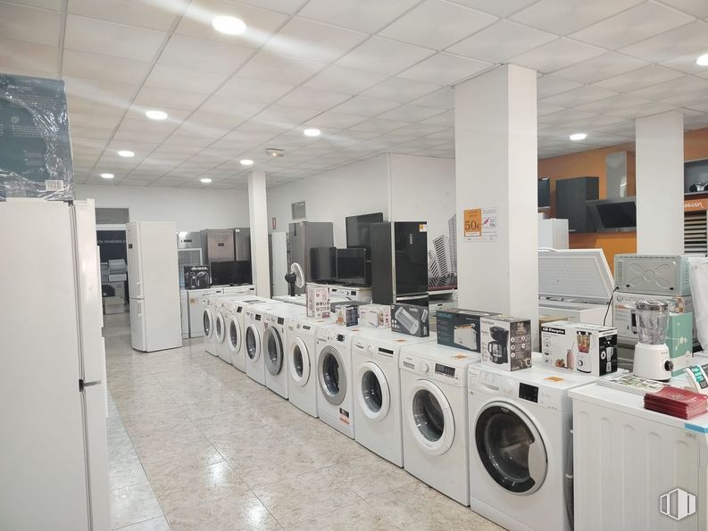 Retail for rent at Calle San José, Fuenlabrada, Madrid, 28943 with washing machine, refrigerator, home appliance, clothes dryer, interior design, flooring, automotive design, floor, cabinetry and major appliance around