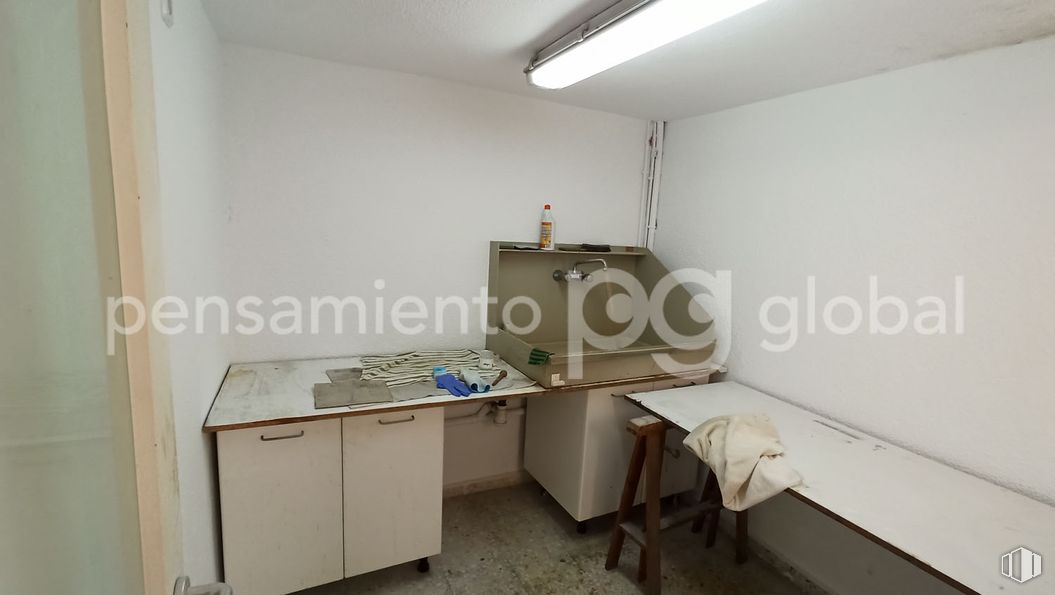 Retail for rent at Calle Olid, 5, Chamberí, Madrid, 28010 with desk, light fixture, lighting, flooring, floor, countertop, room, cabinetry, sink and plumbing fixture around