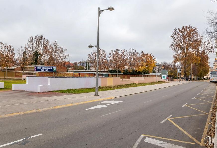 Industrial for sale at Calle Valeras, 2, Aranjuez, Madrid, 28300 with street light, sky, cloud, plant, infrastructure, road surface, asphalt, tree, building and tar around