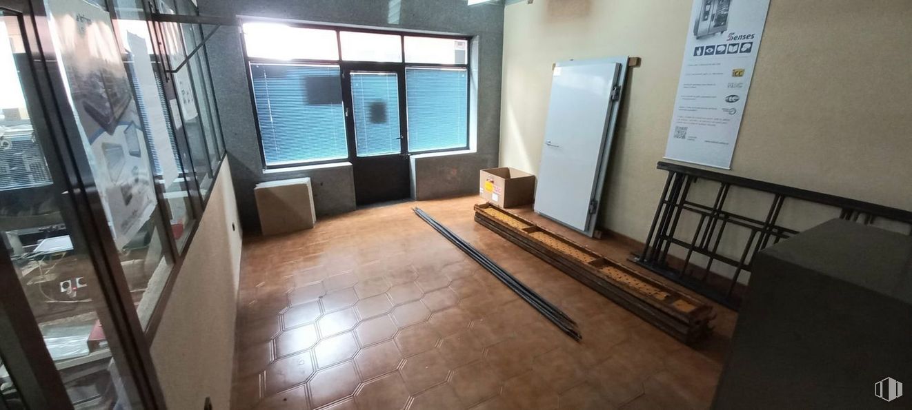 Local en venta en Calle San José, Collado Villalba, Madrid, 28400 con ventana, madera, alumbrado, accesorio, suelos, suelo, edificio, madera dura, sombra y techo alrededor