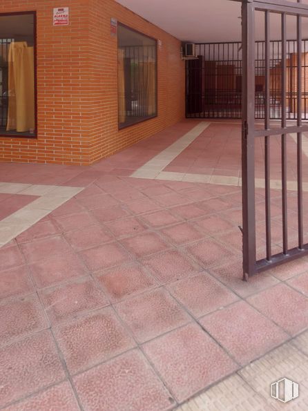 Local en venta en Calle Arijales, Parla, Madrid, 28980 con ventana, superficie de la carretera, albañilería, ladrillo, suelos, suelo, material de construcción, accesorio, material compuesto y asfalto alrededor