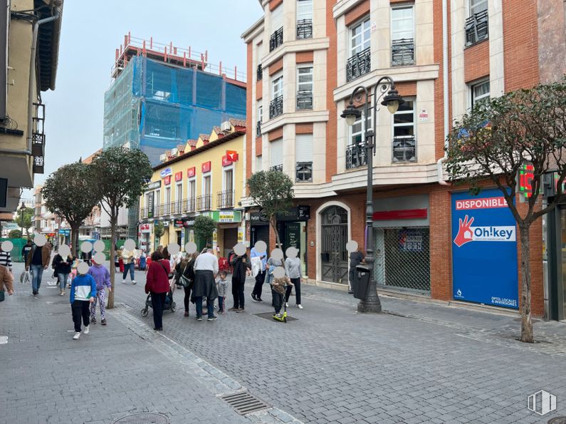 Local en alquiler y venta en Calle Madrid, Getafe, Madrid, 28901 con persona, ropa, zona urbana, ciudad, ciudad, peatón, espacio público, barrio, calle y diseño urbano alrededor