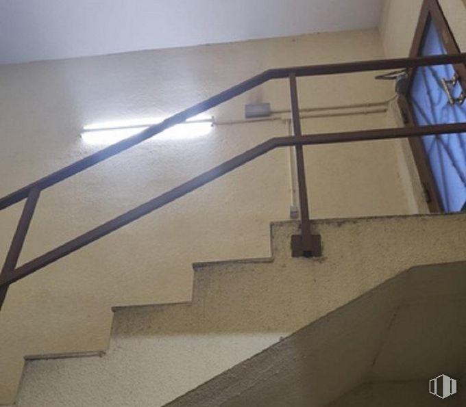 Local en venta en Calle San Antón, Parla, Madrid, 28980 con edificio, escaleras, madera, accesorio, sombra, suelos, material compuesto, tintes y matices, balaustre y madera dura alrededor