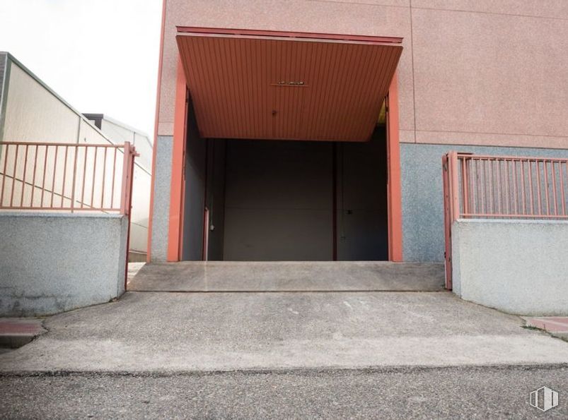 Industrial for sale at Zona industrial, Santa Cruz del Retamar, Toledo, 45513 with road surface, asphalt, wood, building, brick, brickwork, composite material, fixture, road and facade around