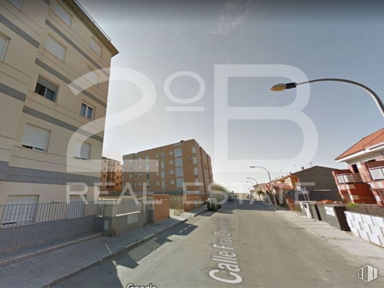 Land for sale at Casco urbano, Ocaña, Toledo, 45300 with building, sky, road surface, asphalt, urban design, street light, neighbourhood, residential area, road and sidewalk around