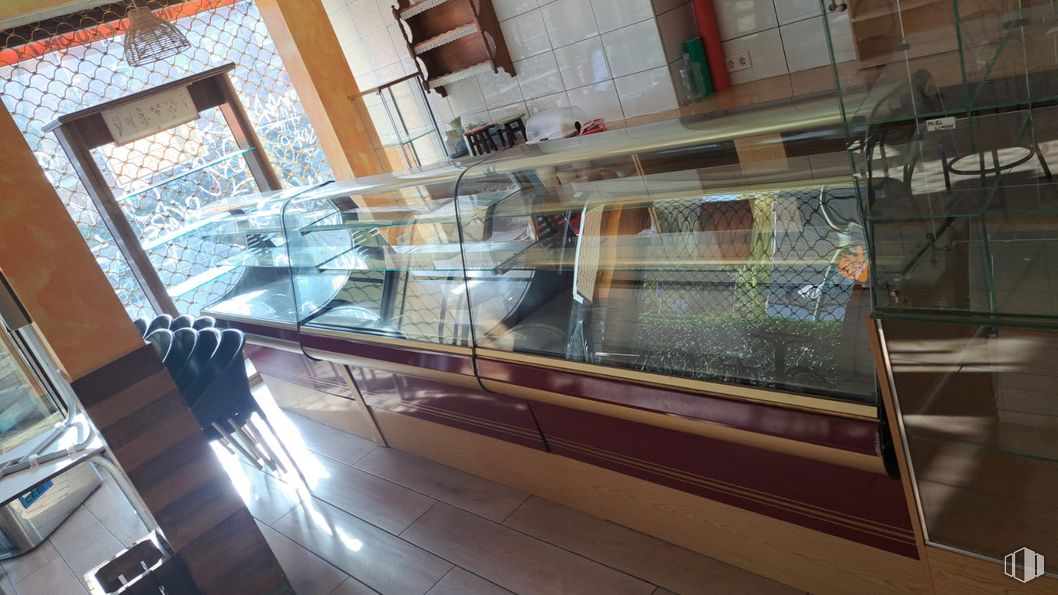 Retail for rent at Calle Pintor Velázquez, Móstoles, Madrid, 28933 with display case, interior design, glass, retail, bakery, shelving, shelf, wood stain, transparency and food around