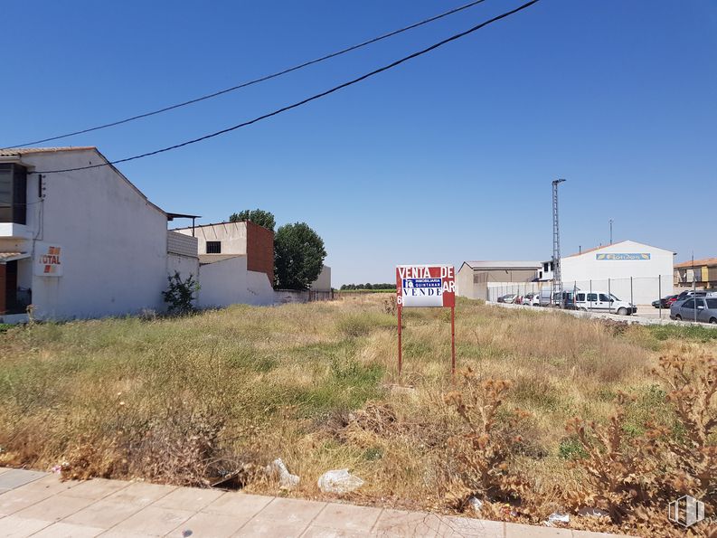 Land for sale at Avenida IV Centenario, 10, Quintanar de la Orden, Toledo, 45800 with building, plant, sky, ecoregion, window, road surface, vehicle, asphalt, land lot and wheel around