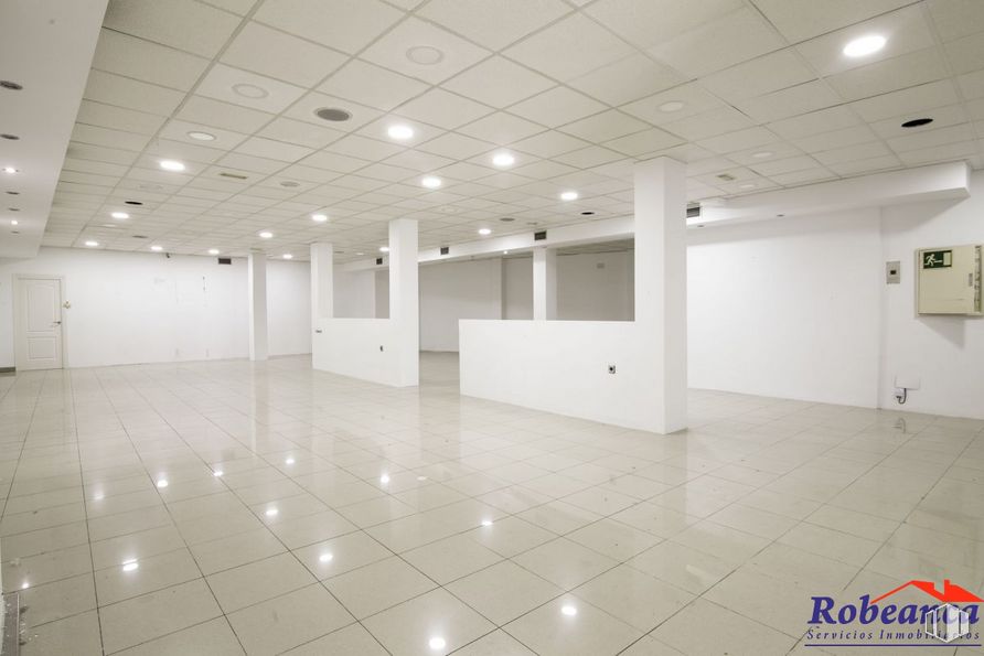 Retail for rent at Avenida Portugal, 9, Ávila, 05001 with fixture, lighting, flooring, interior design, floor, hall, line, wall, material property and glass around