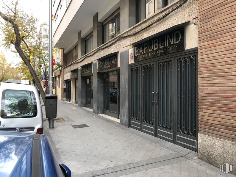 Local en alquiler en Calle Alonso Cano, Chamberí, Madrid, 28003 con edificio, luz de estacionamiento automotriz, ventana, coche, vehículo, iluminación automotriz, vehículo de motor, árbol, barrio y planta alrededor