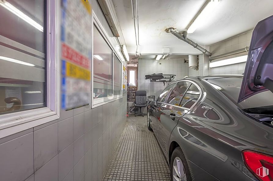 Retail for sale at Calle López Mezquía, 9, Carabanchel, Madrid, 28019 with car, tire, window, wheel, land vehicle, vehicle, automotive design, automotive lighting, motor vehicle and mode of transport around