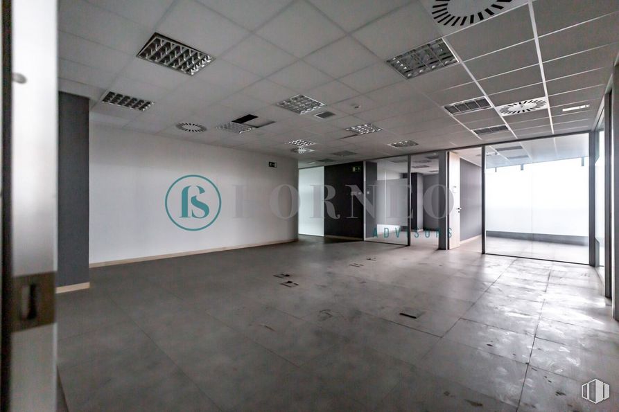 Industrial for rent at Edificio Novosur, Avenida Rosales, 42, Villaverde, Madrid, 28041 with property, fixture, hall, flooring, floor, ceiling, event, space, glass and city around