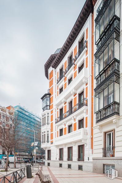 Oficina en alquiler en Calle Sagasta, 31, Chamberí, Madrid, 28004 con edificio, ventana, cielo, árbol, nube, diseño urbano, bloque de torre, condominio, barrio y área residencial alrededor