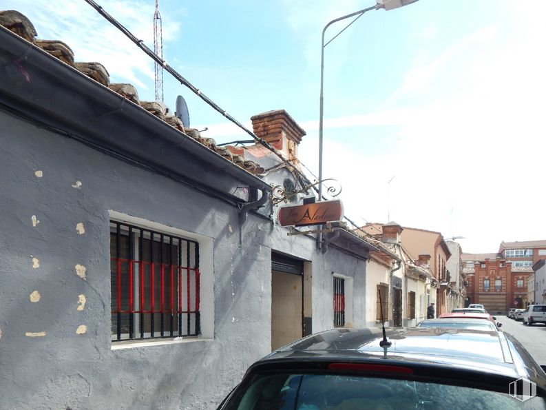 Retail for rent at Calle Juan Ángel Nebreda, 3, Ávila, 05005 with window, car, cloud, sky, land vehicle, building, vehicle, plant, street light and automotive exterior around