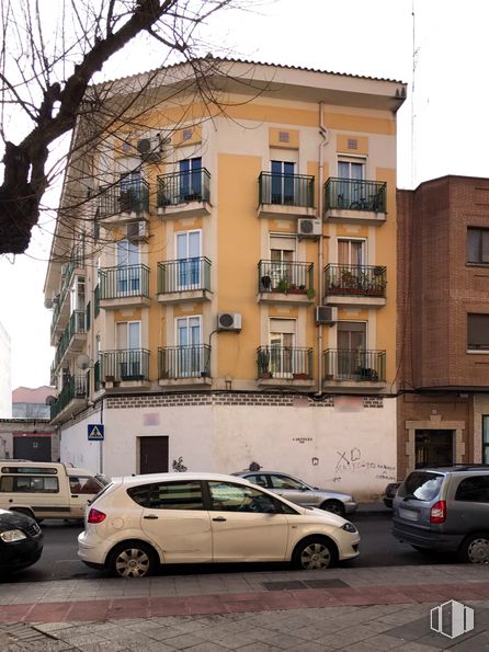 Retail for sale at Calle Alba, Talavera de la Reina, Toledo, 45600 with car, building, tire, wheel, land vehicle, vehicle, sky, property, window and plant around