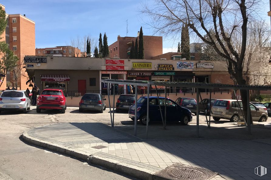 Retail for sale & for rent at Calle Balandro, Barajas, Madrid, 28042 with car, building, automotive parking light, land vehicle, sky, wheel, tire, vehicle, tree and road surface around