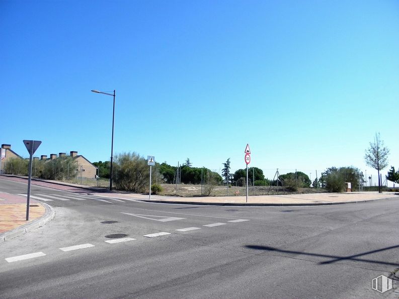 Suelo en alquiler en El Encinar, Boadilla del Monte, Madrid, 28660 con luz de la calle, cielo, planta, árbol, superficie de carretera, asfalto, lote de tierra, vía pública, paisaje y brea alrededor