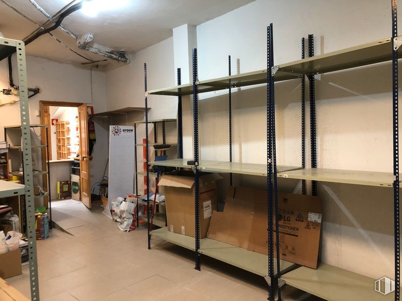 Retail for sale at Calle Juan Miranda, 5, Guadalajara, 19001 with lighting, shelving, interior design, flooring, floor, shelf, wood, ceiling, fixture and ladder around