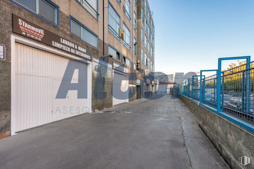 Office for sale at Calle Arroyo Bueno, Villaverde, Madrid, 28021 with road surface, asphalt, building, sky, window, fence, residential area, sidewalk, urban design and facade around