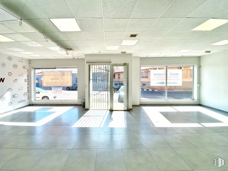 Retail for sale at Calle Manzaneque, Mora, Toledo, 45400 with door, light fixture, lighting, building, interior design, fixture, flooring, floor, ceiling and hall around