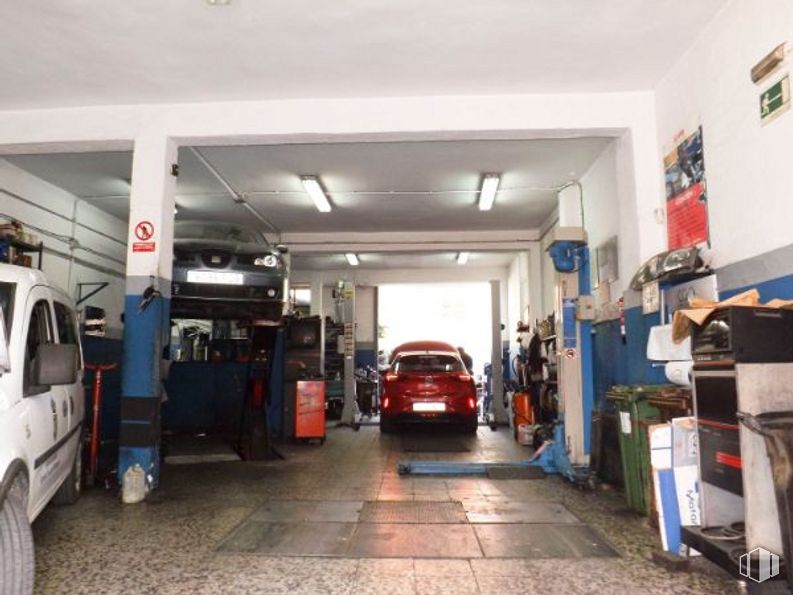 Retail for sale at Calle Vicente Camarón, La Latina, Madrid, 28011 with car, wheel, automotive parking light, tire, vehicle, automotive lighting, motor vehicle, building, automotive design and floor around