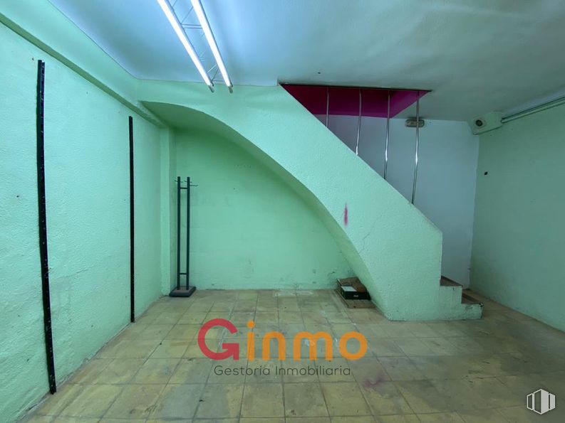 Retail for rent at Avenida Marqués de Corbera, 29, Ciudad Lineal, Madrid, 28017 with light fixture, flooring, floor, ceiling, paint, building material, plaster, transparency, daylighting and basement around