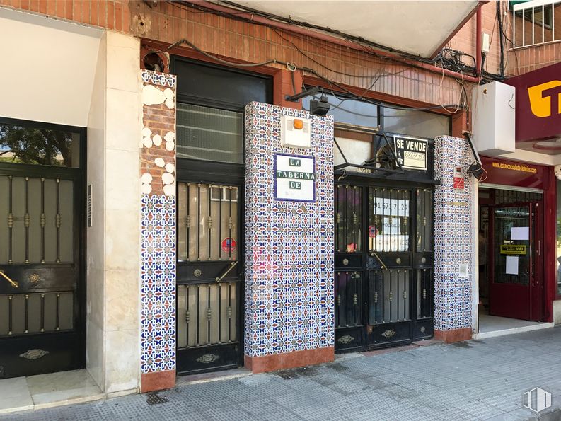 Local en venta en Plaza San Pedro y San Pablo, 2, Coslada, Madrid, 28820 con accesorio, puerta, edificio, madera, fachada, material compuesto, gas, ciudad, calle y uso mixto alrededor