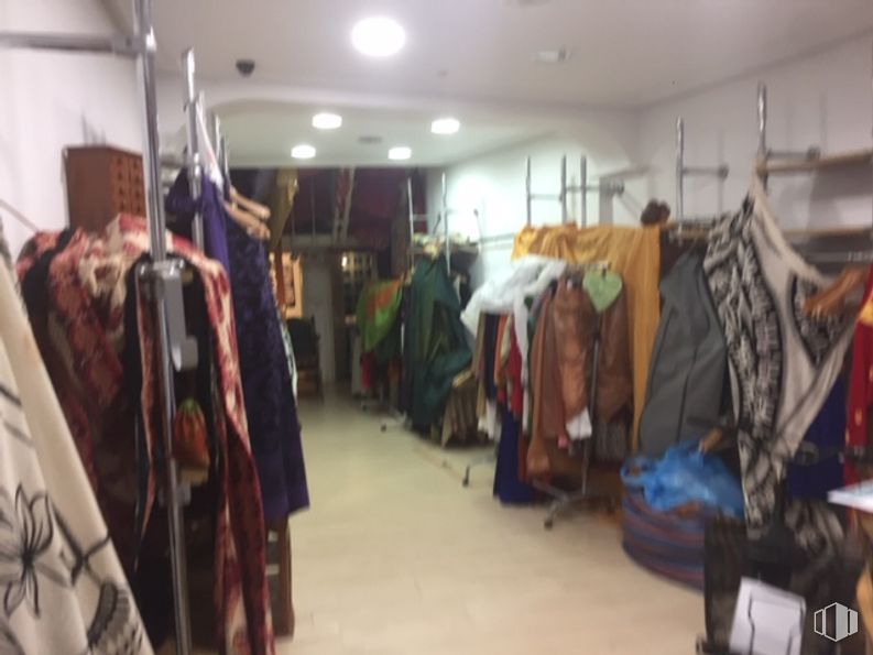 Retail for rent at Plaza del Arrabal, 21, Arévalo, Ávila, 05200 with luggage & bags, textile, interior design, retail, event, fedora, flooring, clothes hanger, fashion design and room around