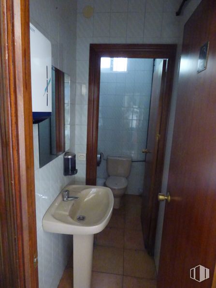 Local en venta en Plaza San Juan de Covas, 16, Alcorcón, Madrid, 28925 con fregadero, inodoro, espejo, propiedad, accesorio de plomería, grifo, lavabo de baño, baño, accesorio y madera alrededor