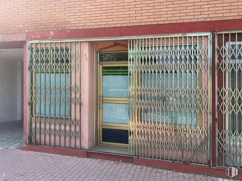 Retail for sale at Calle Agustín Rodríguez Sahagun, Ávila, 05003 with door, wood, fence, brick, facade, tints and shades, building material, metal, rectangle and glass around