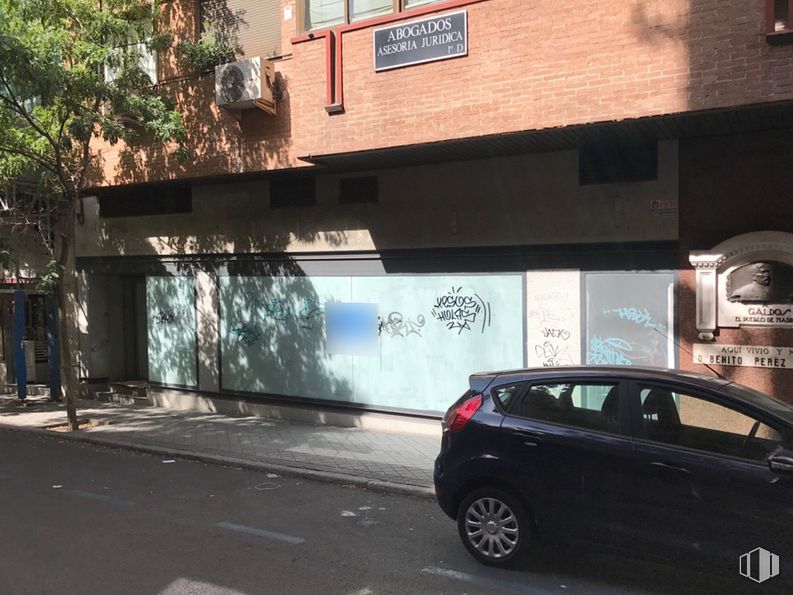 Retail for sale & for rent at Calle Hilarión Eslava, Chamberí, Madrid, 28015 with wheel, car, tire, vehicle, automotive lighting, motor vehicle, building, automotive tire, automotive design and asphalt around