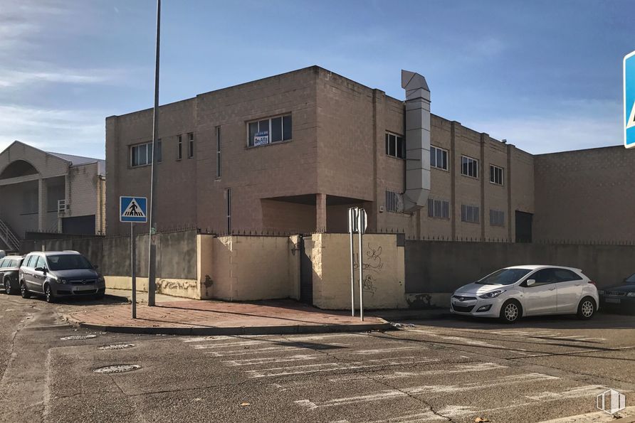 Nave en alquiler y venta en Calle Atenas, 11, Torres de la Alameda, Madrid, 28813 con coche, edificio, luz de estacionamiento automotriz, rueda, cielo, vehículo terrestre, neumático, nube, vehículo y propiedad alrededor