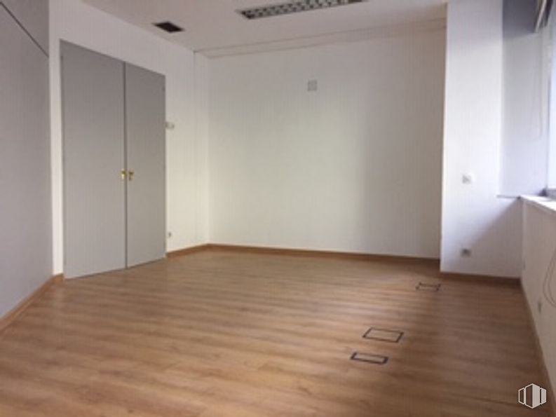 Local en alquiler en Edificio Eurobuilding II, Calle Orense, 69, Tetuán, Madrid, 28020 con puerta, armario, accesorio, madera, suelos, suelo, tinte para madera, inmobiliario, madera dura y material de construcción alrededor