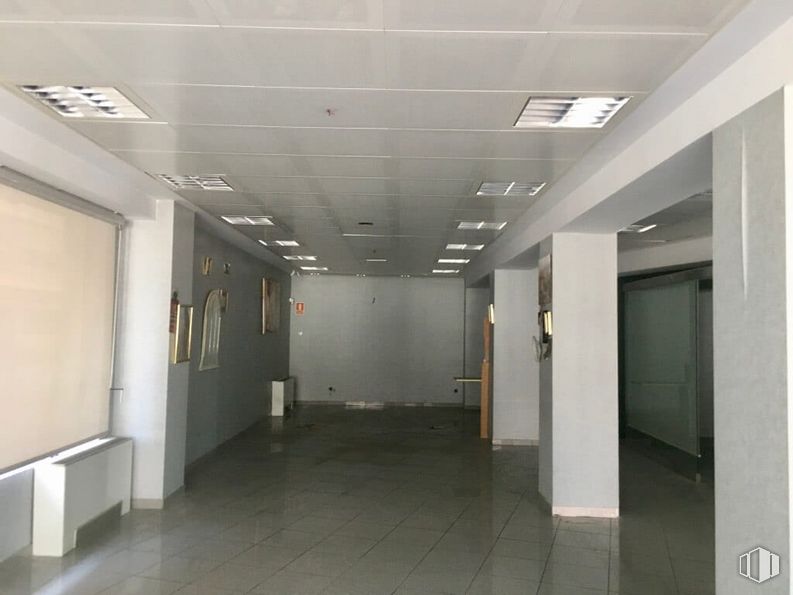 Retail for sale at Calle Virgen de Icíar, 17, Alcorcón, Madrid, 28921 with property, building, fixture, architecture, interior design, flooring, floor, wall, hall and ceiling around