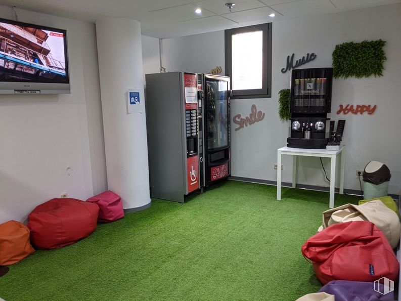 Oficina en alquiler en Avenida Europa, 14, Alcobendas, Madrid, 28108 con televisión, mesa, ventana, bolsa, bolsa de frijoles, equipaje y bolsos, mueble, propiedad, interiorismo y confort alrededor