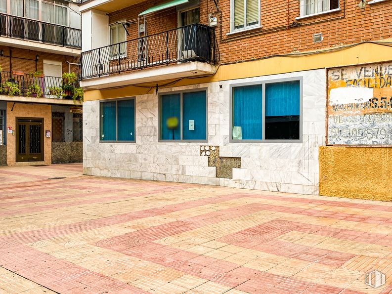 Retail for sale at Calle San Fernando, Leganés, Madrid, 28917 with window, house, road surface, wood, building, urban design, flooring, fixture, door and floor around