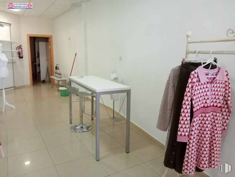 Retail for sale at Zona centro, Villafranca de los Caballeros, Toledo, 45730 with dress, table, one-piece garment, sleeve, interior design, clothes hanger, collar, flooring, rectangle and blazer around