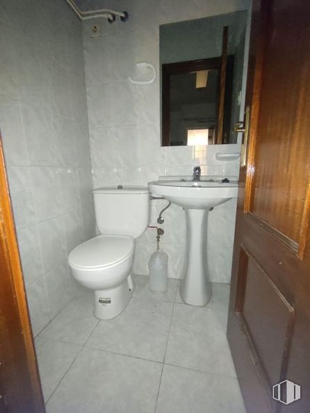 Retail for rent at Barrio Santa María de Benquerencia, Toledo, 45007 with toilet, sink, door, plumbing fixture, toilet seat, mirror, tap, bathroom sink, bathroom and building around