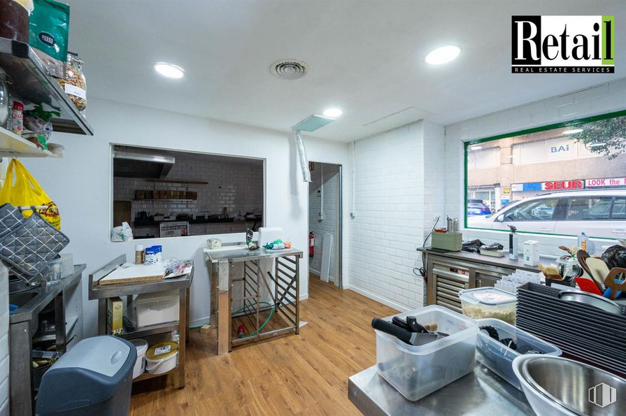 Local en alquiler y venta en Calle O'Donnell, Retiro, Madrid, 28009 con mesa, mueble, edificio, cocina, suelo, ebanistería, suelos, estantería, sala de estar y inmobiliario alrededor