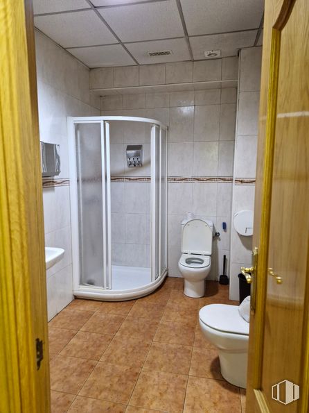 Nave en alquiler en Calle Adaptación, Getafe, Madrid, 28906 con inodoro, propiedad, edificio, accesorios de fontanería, asiento del inodoro, cuarto de baño, accesorio, suelos, amarillo y morado alrededor